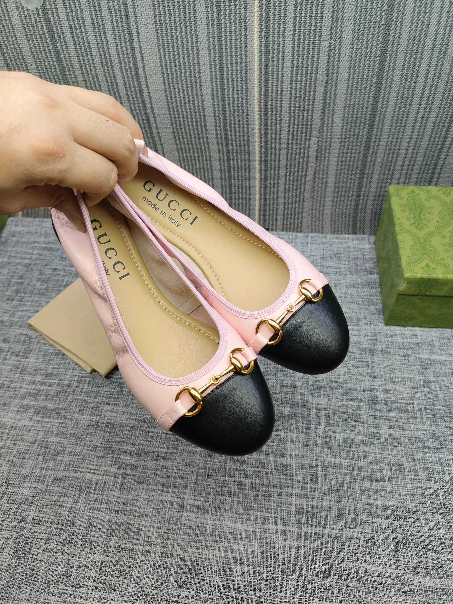 👟👟Ex-factory price 320👟👟 GUCCI's latest horsebit women's flat ballet shoes and egg roll shoes are super comfortable. The fabric is made of imported top-grade soft sheepskin. It is very comfortable on the feet and will not rub your feet. You can also roll it up and put it in your bag. It is easy to carry with you. The super soft soles are a must-have item for fairies whether you are going out for business, work, travel, shopping or at home. Fashionable and versatile, it is an indispensable pair of shoes for you. Fabric: Made of imported soft sheepskin Color: 6 colors available Outsole: PPC rubber outsole Size 34-42 (34.41.42 needs to be customized)